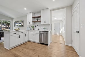 Avondale Dr-S0810-015.jpg