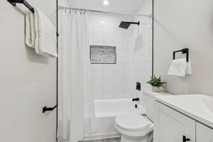 Avondale Dr-S0810-022.jpg