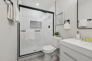 Avondale Dr-S0810-028.jpg