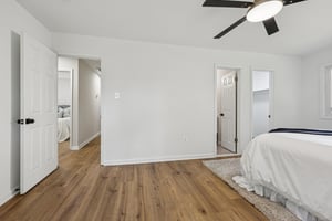 Avondale Dr-S0810-029.jpg