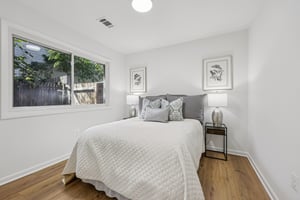 Avondale Dr-S0810-032.jpg
