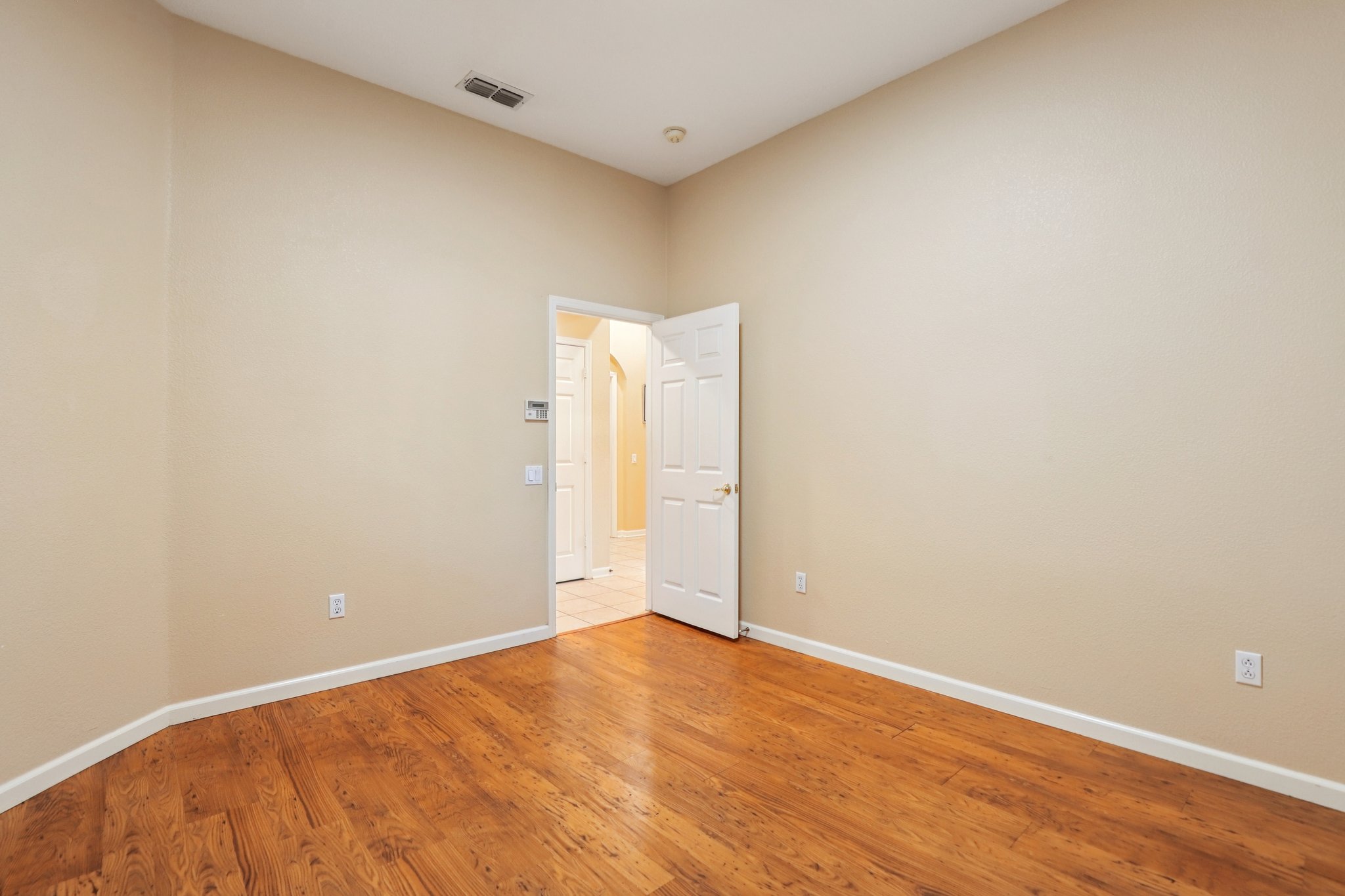 Fridays Station Ct-S1402-020.jpg