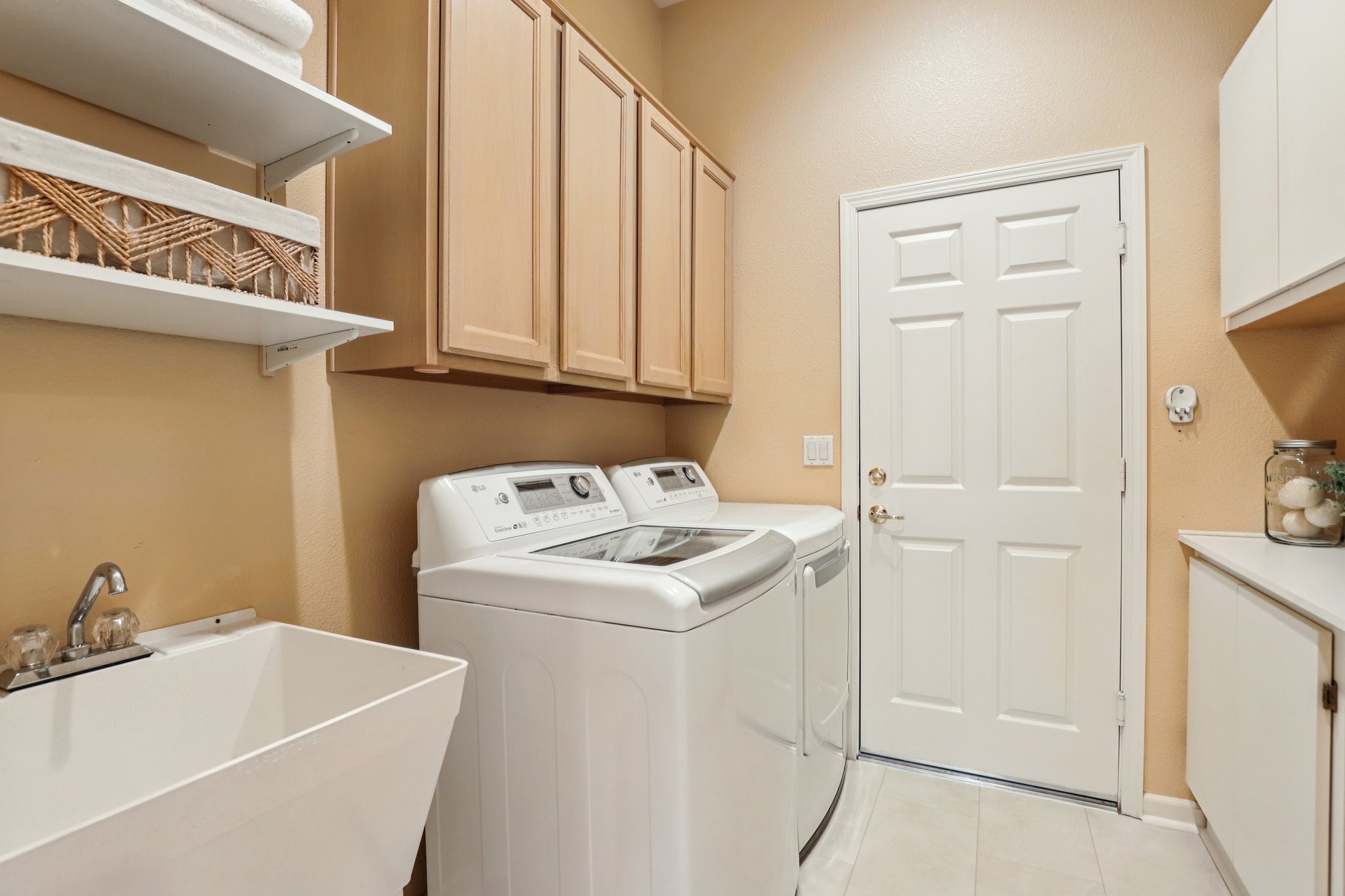 Fridays Station Ct-S1402-021.jpg