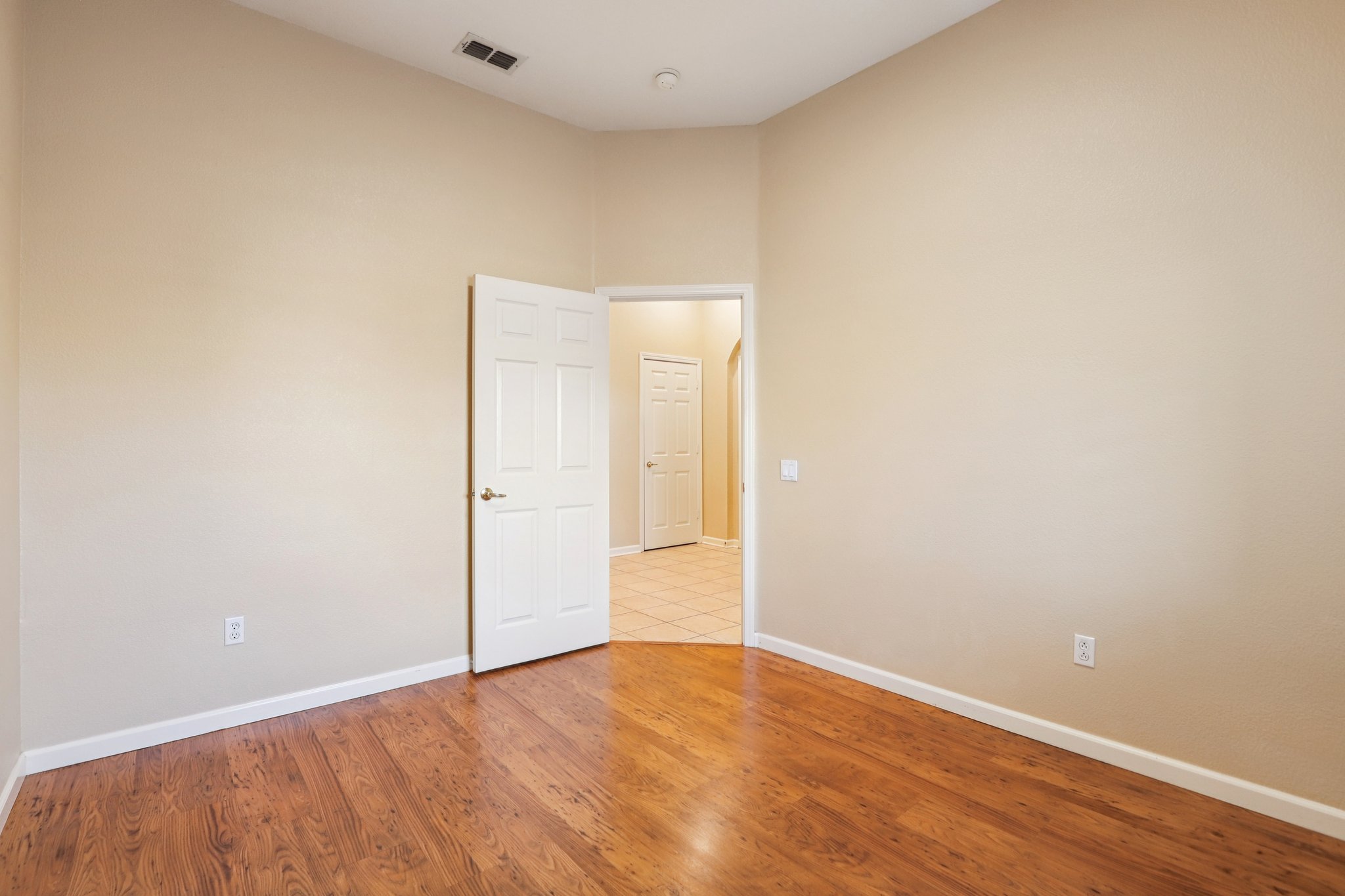 Fridays Station Ct-S1402-023.jpg