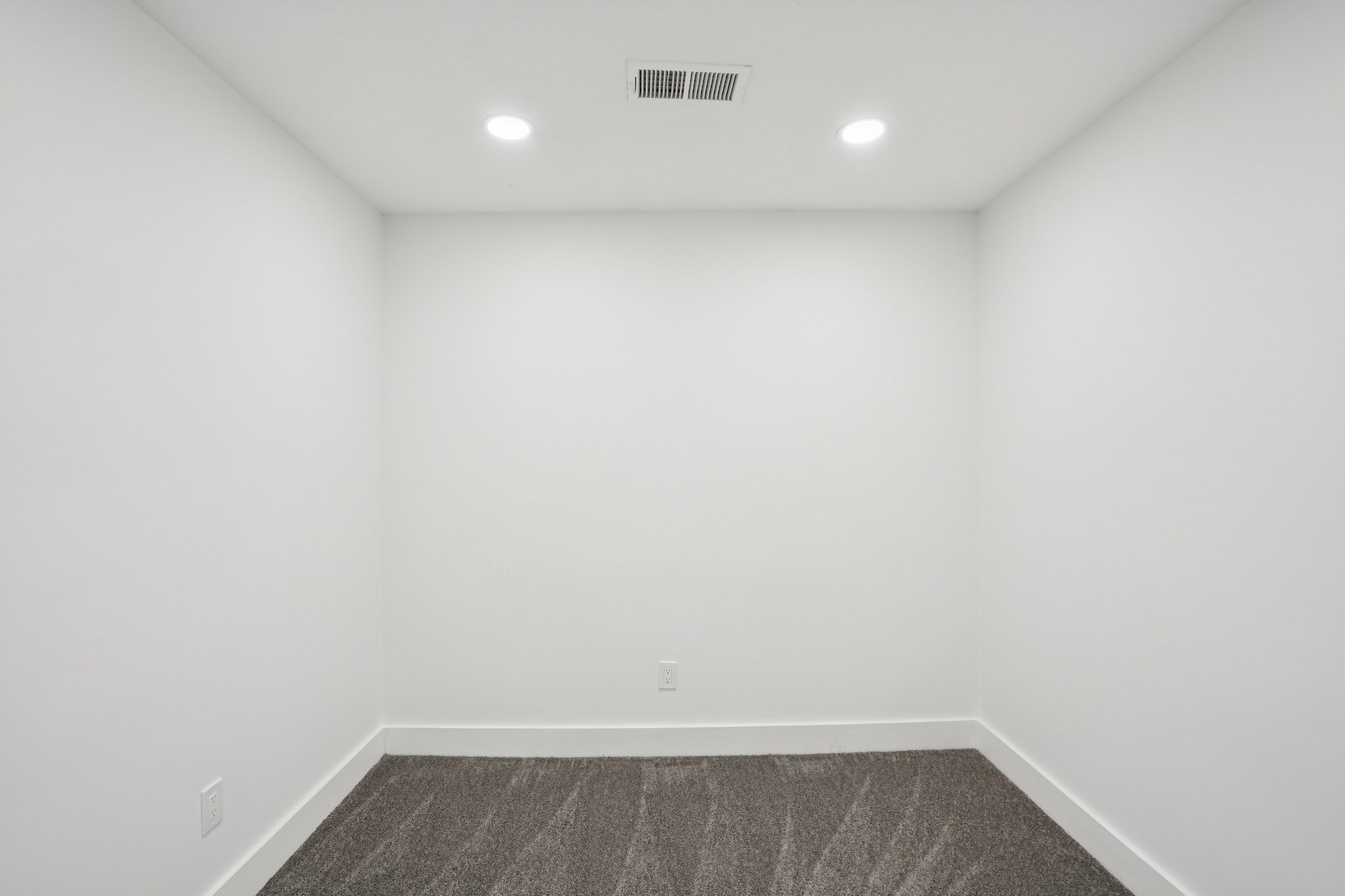 Rockcrest Dr-L0105-038.jpg