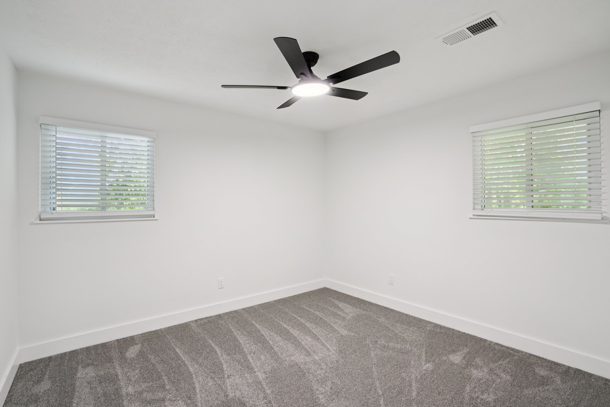Rockcrest Dr-L0105-043.jpg