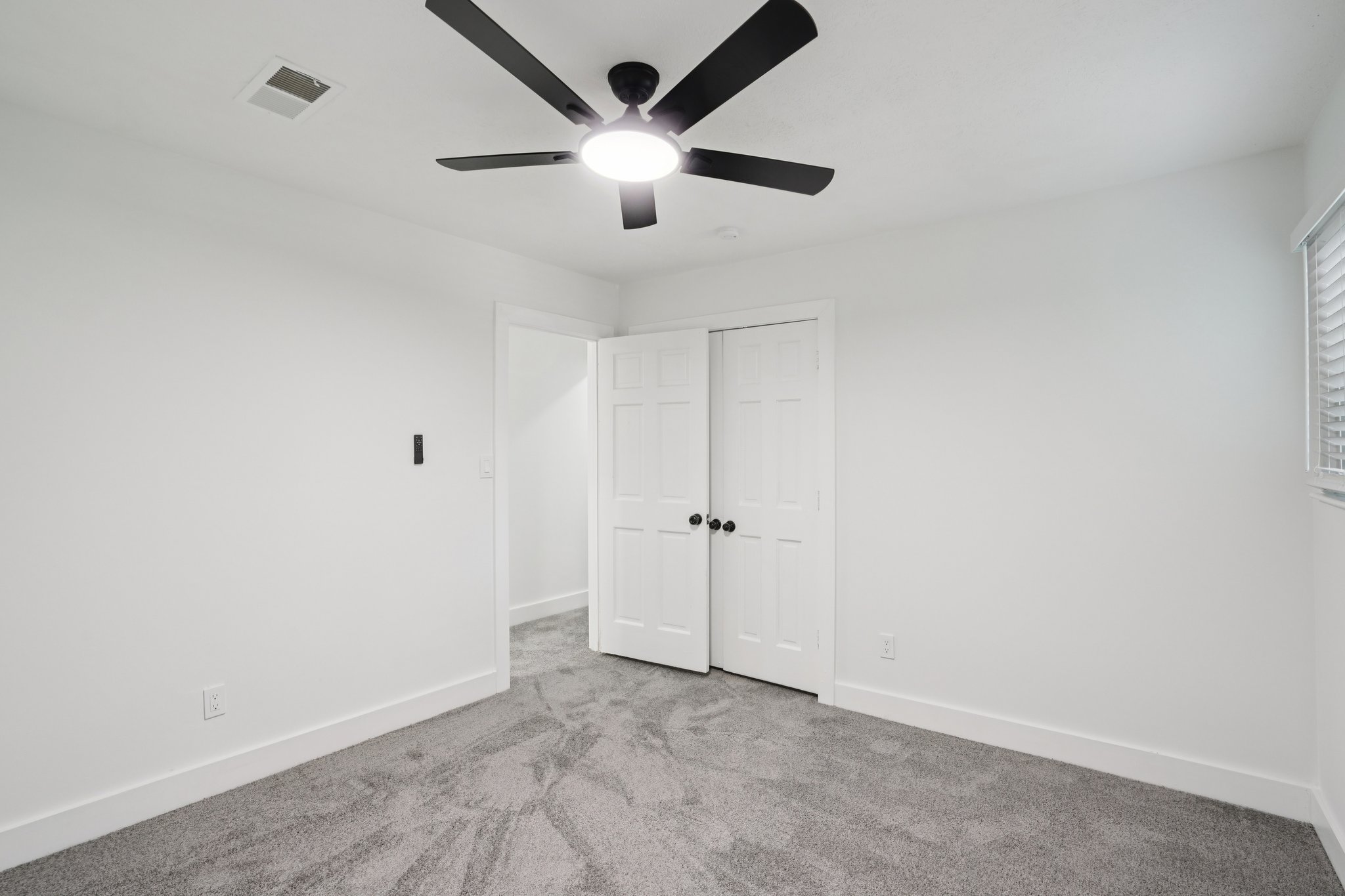 Rockcrest Dr-L0105-044.jpg