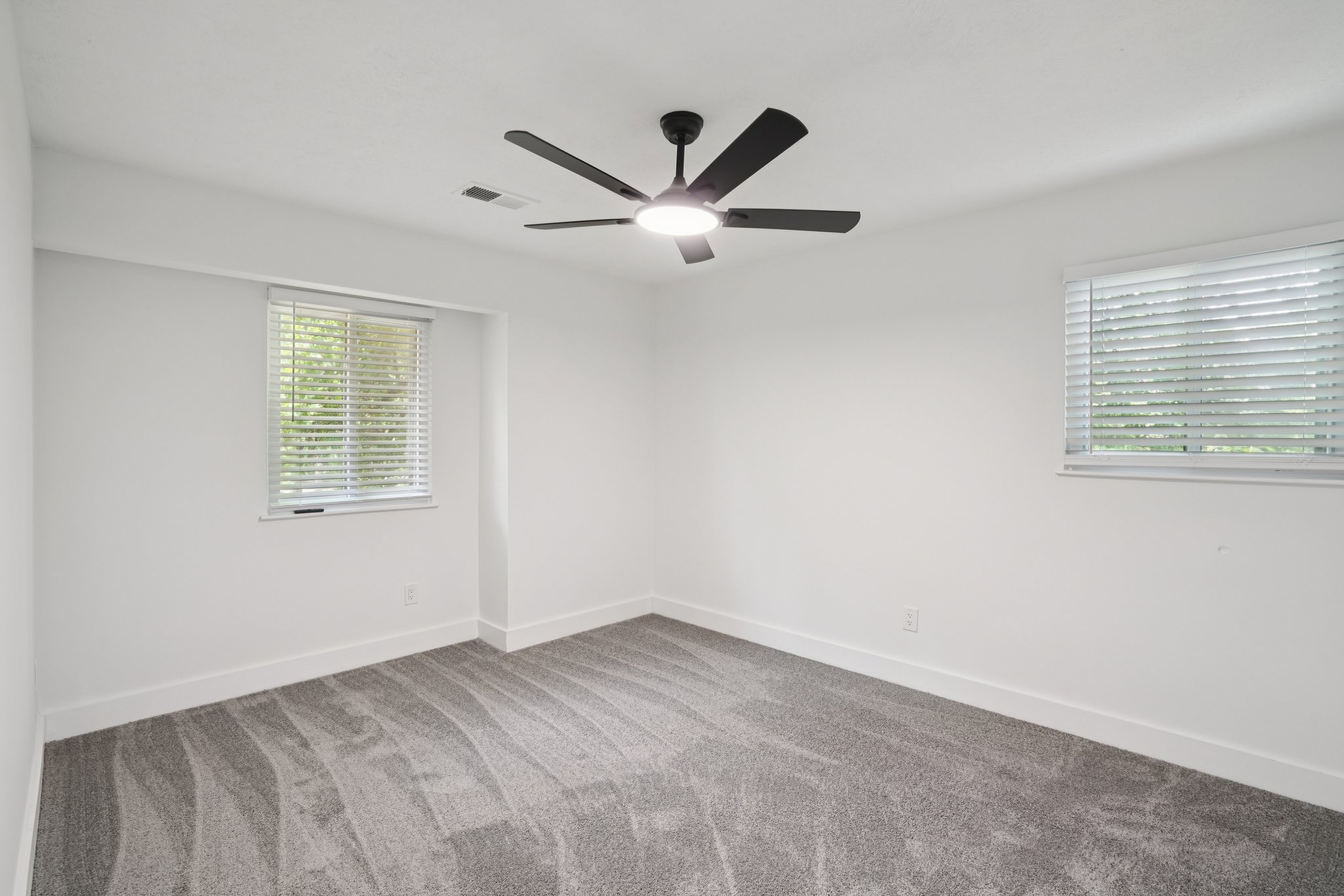 Rockcrest Dr-L0105-045.jpg