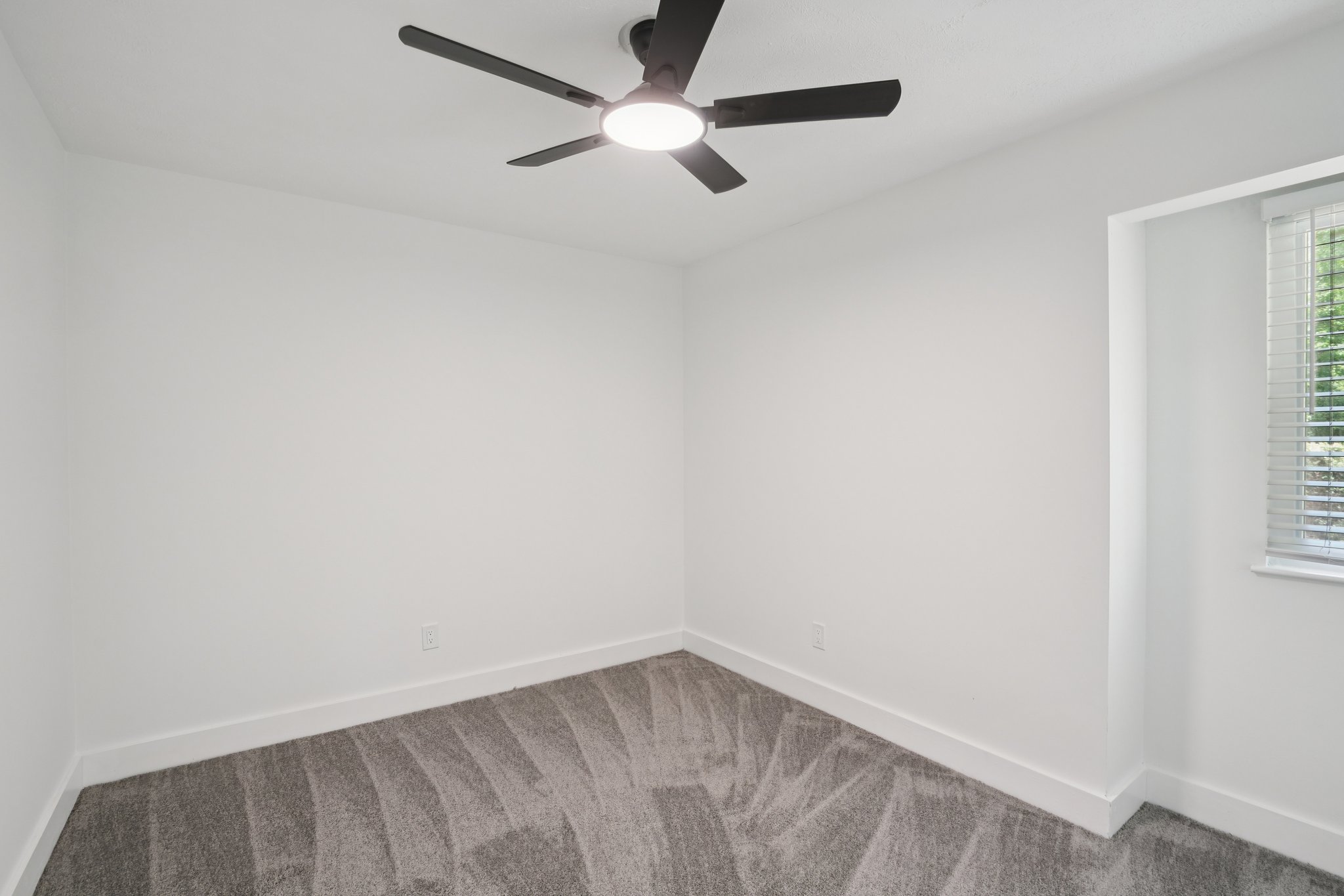 Rockcrest Dr-L0105-047.jpg
