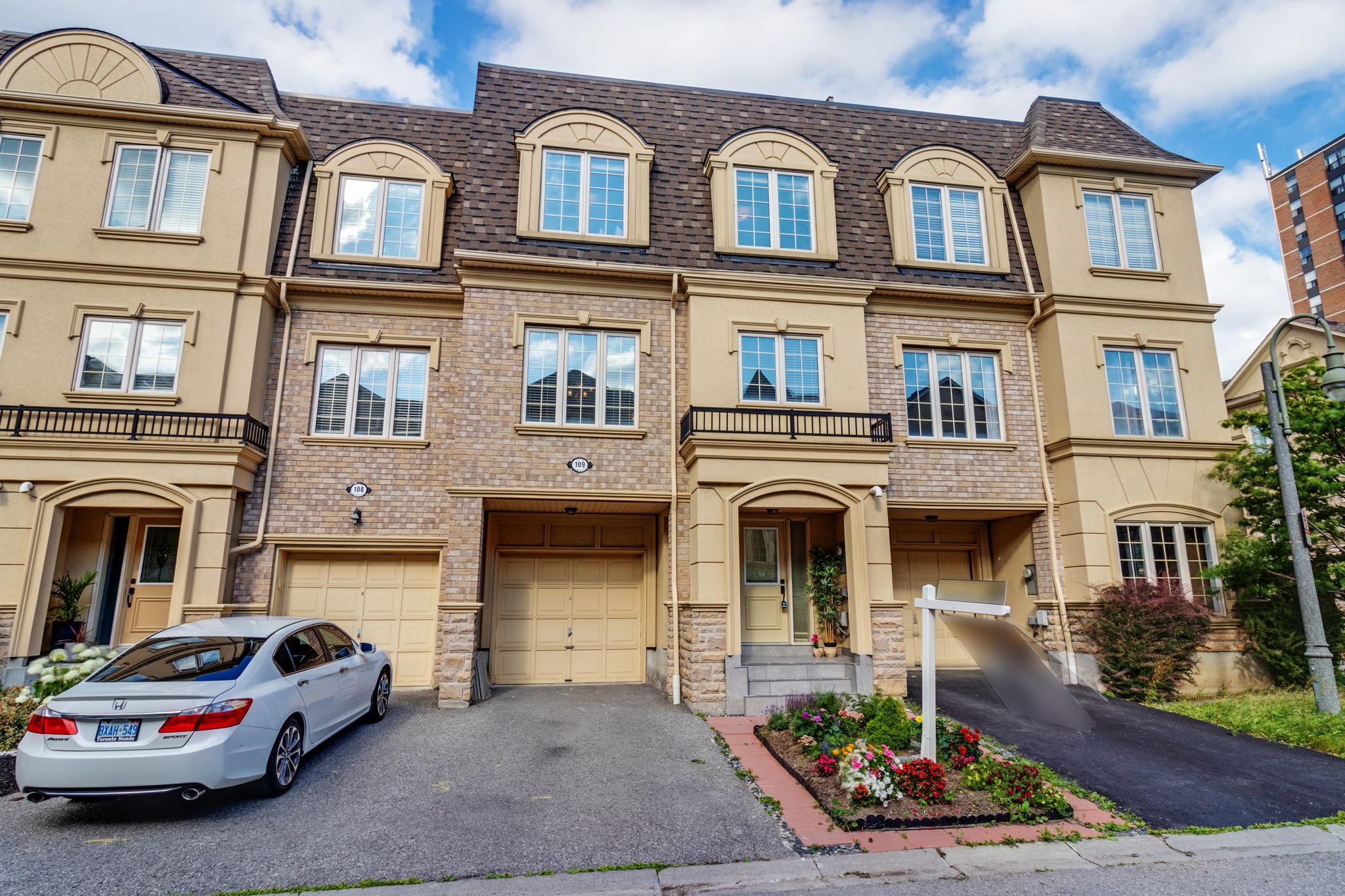 1250 St Martins Dr, Pickering, ON L1W 1L7, Canada Photo 2