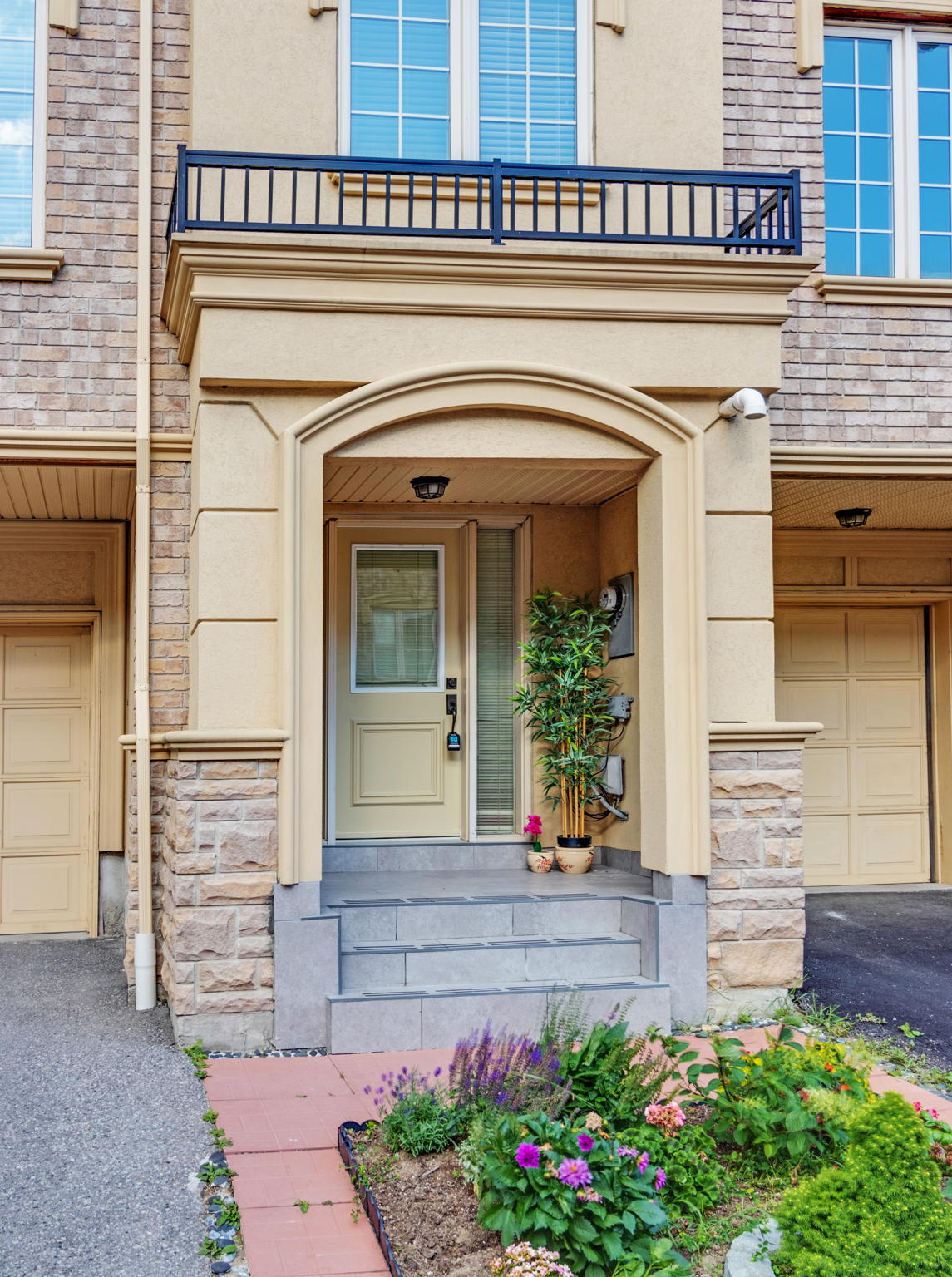 1250 St Martins Dr, Pickering, ON L1W 1L7, Canada Photo 3
