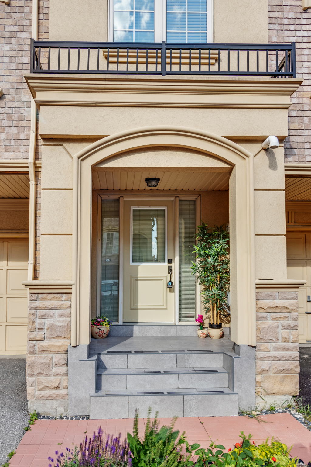 1250 St Martins Dr, Pickering, ON L1W 1L7, Canada Photo 4