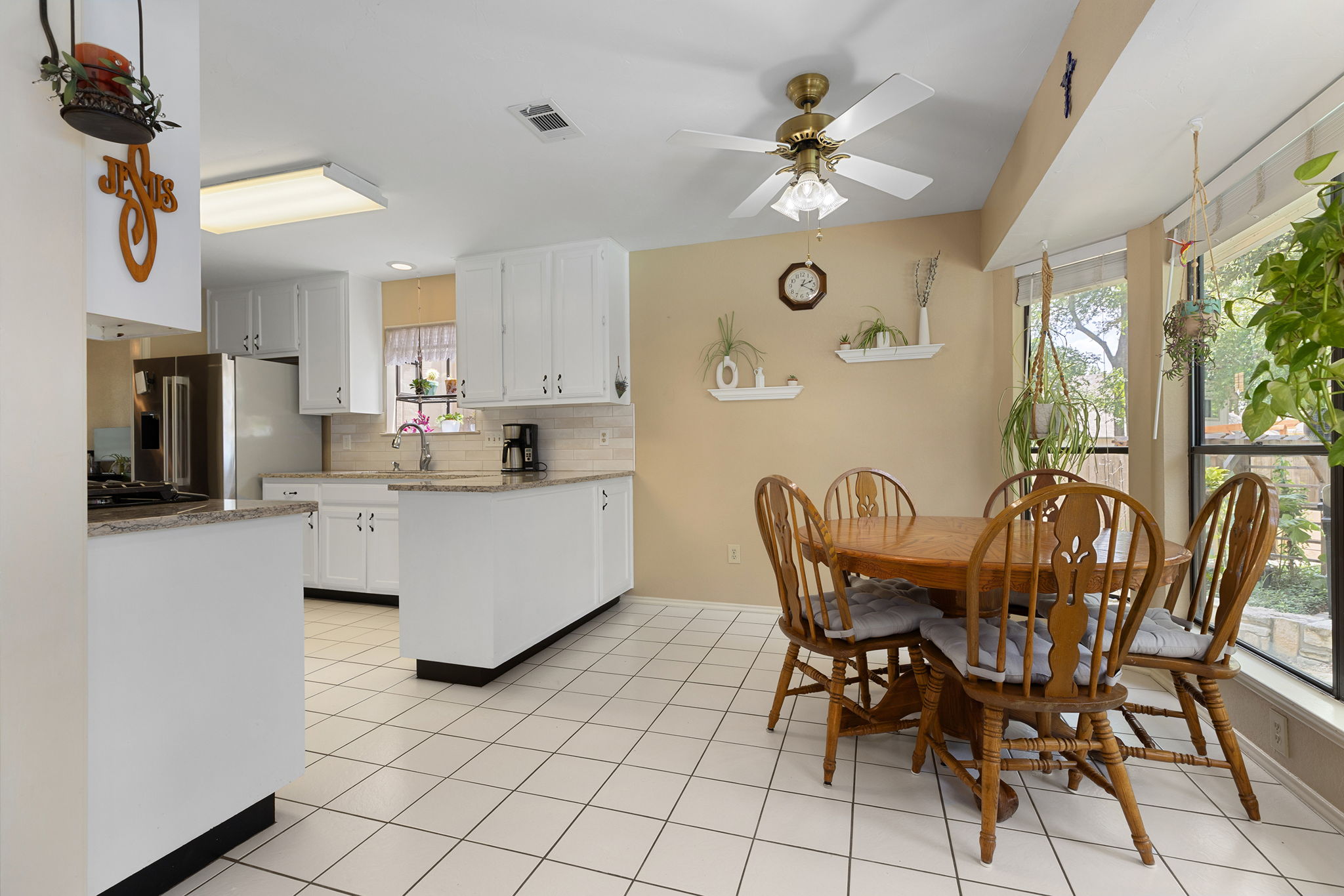 Good sized breakfast nook