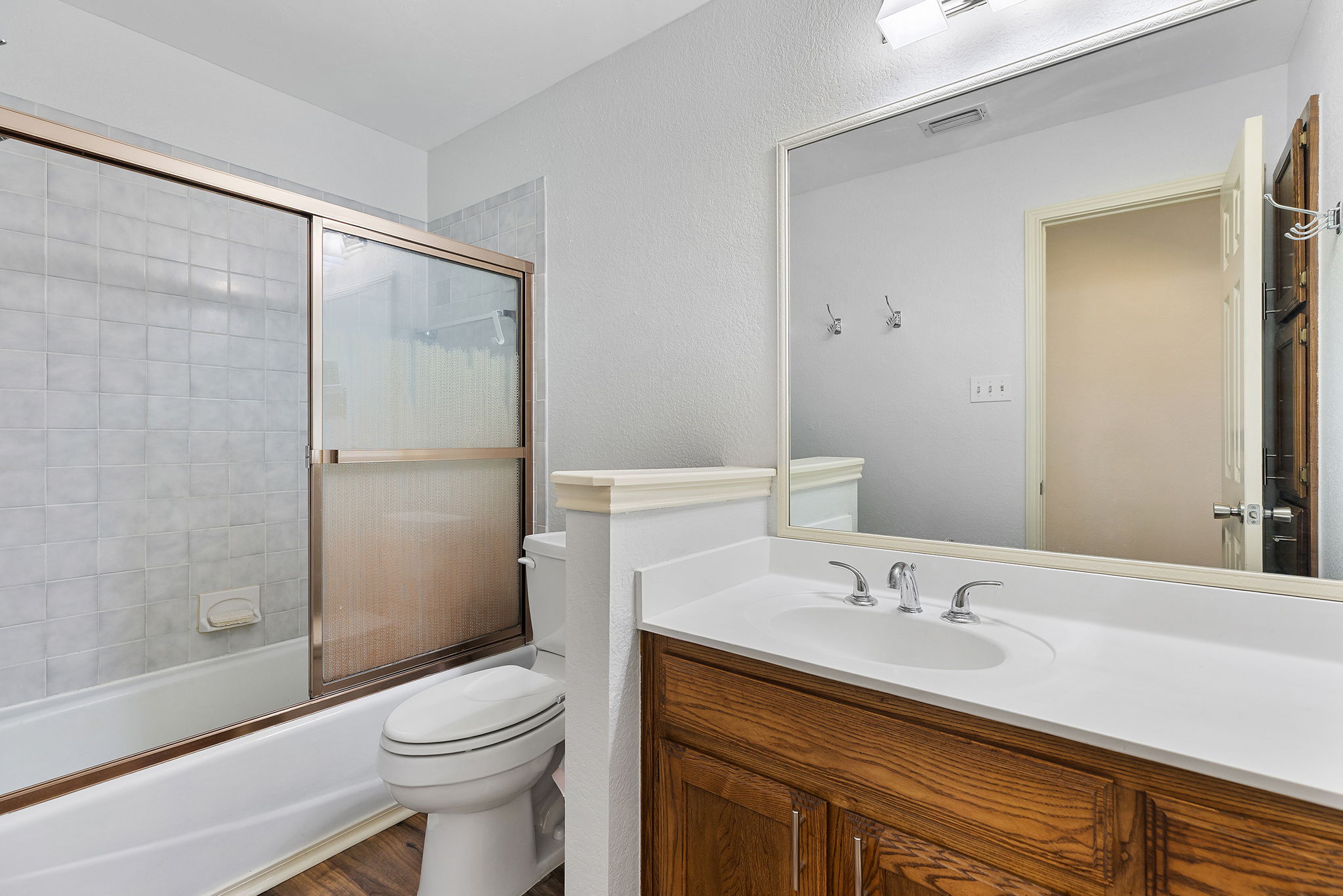 Secondary upstairs bathroom