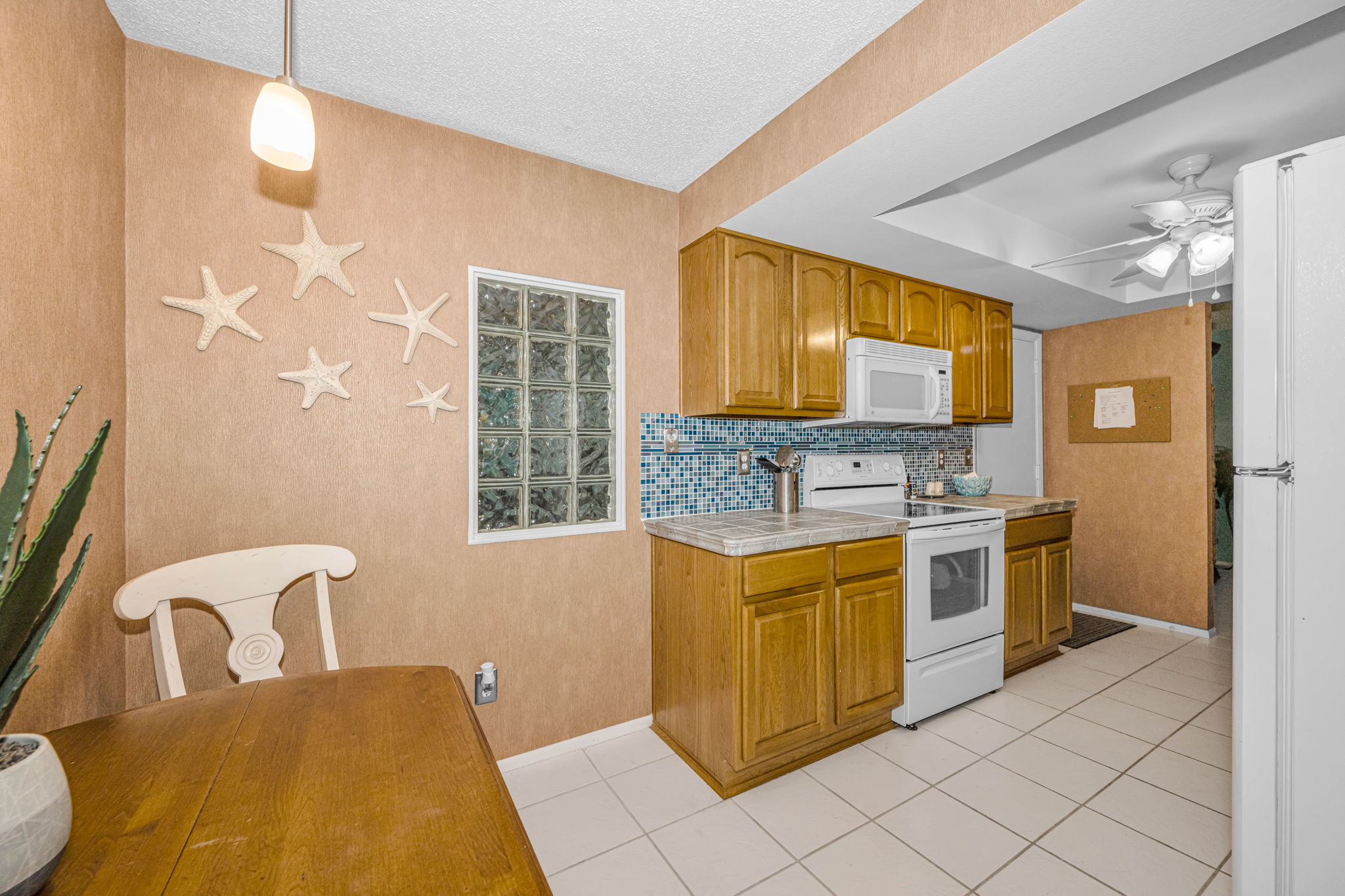 Kitchen Eat-In 3