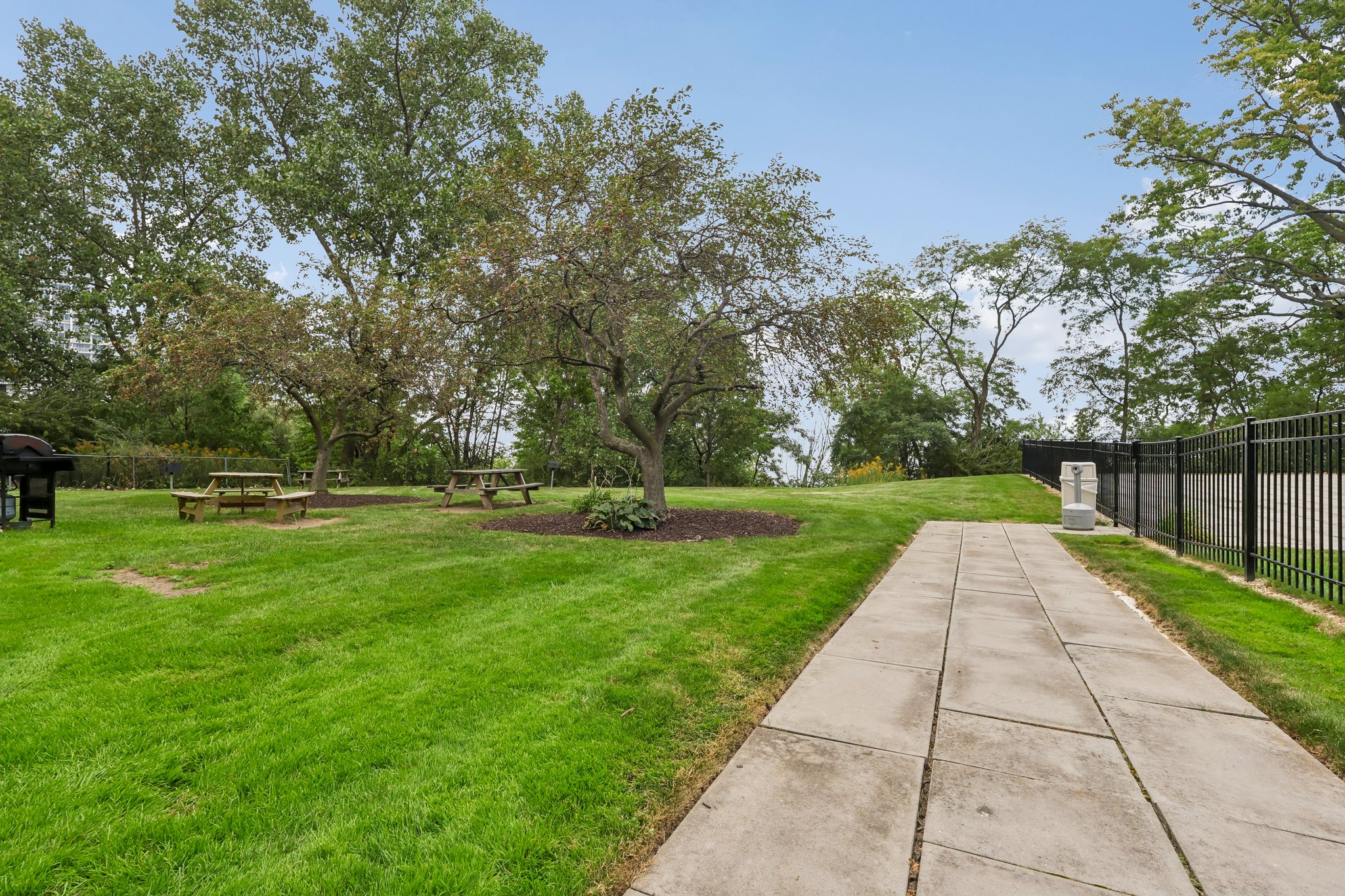 Edgewater Dr 1606-S1709-033.jpg