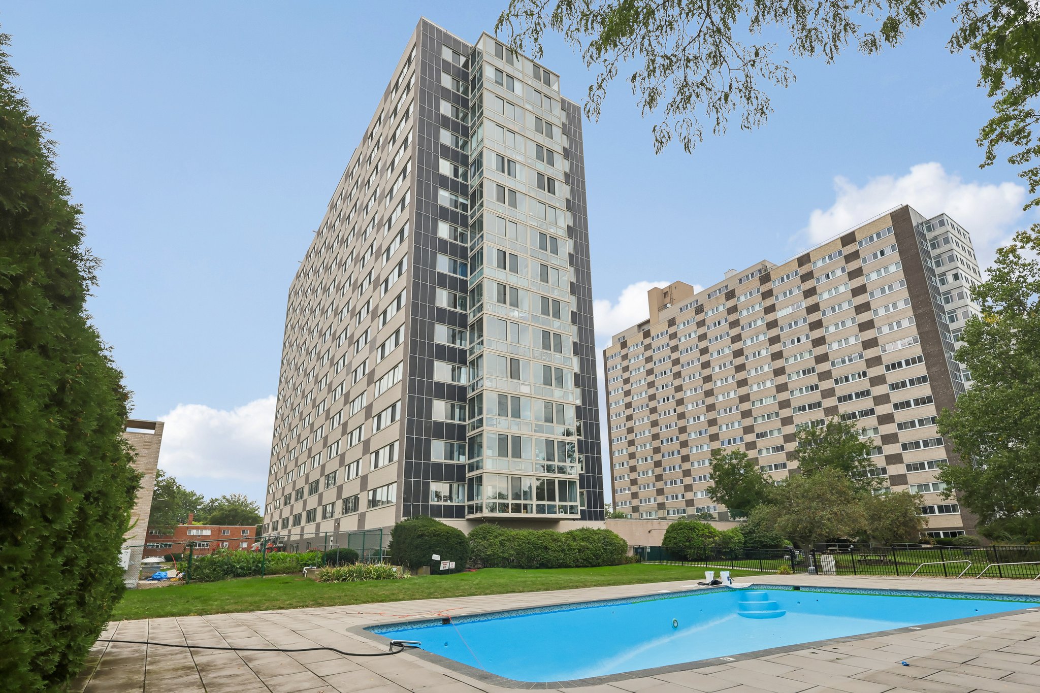 Edgewater Dr 1606-S1709-037.jpg