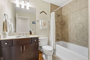 1254 W Diversey Pkwy 3 - Laura Kisling_CHP2026_019