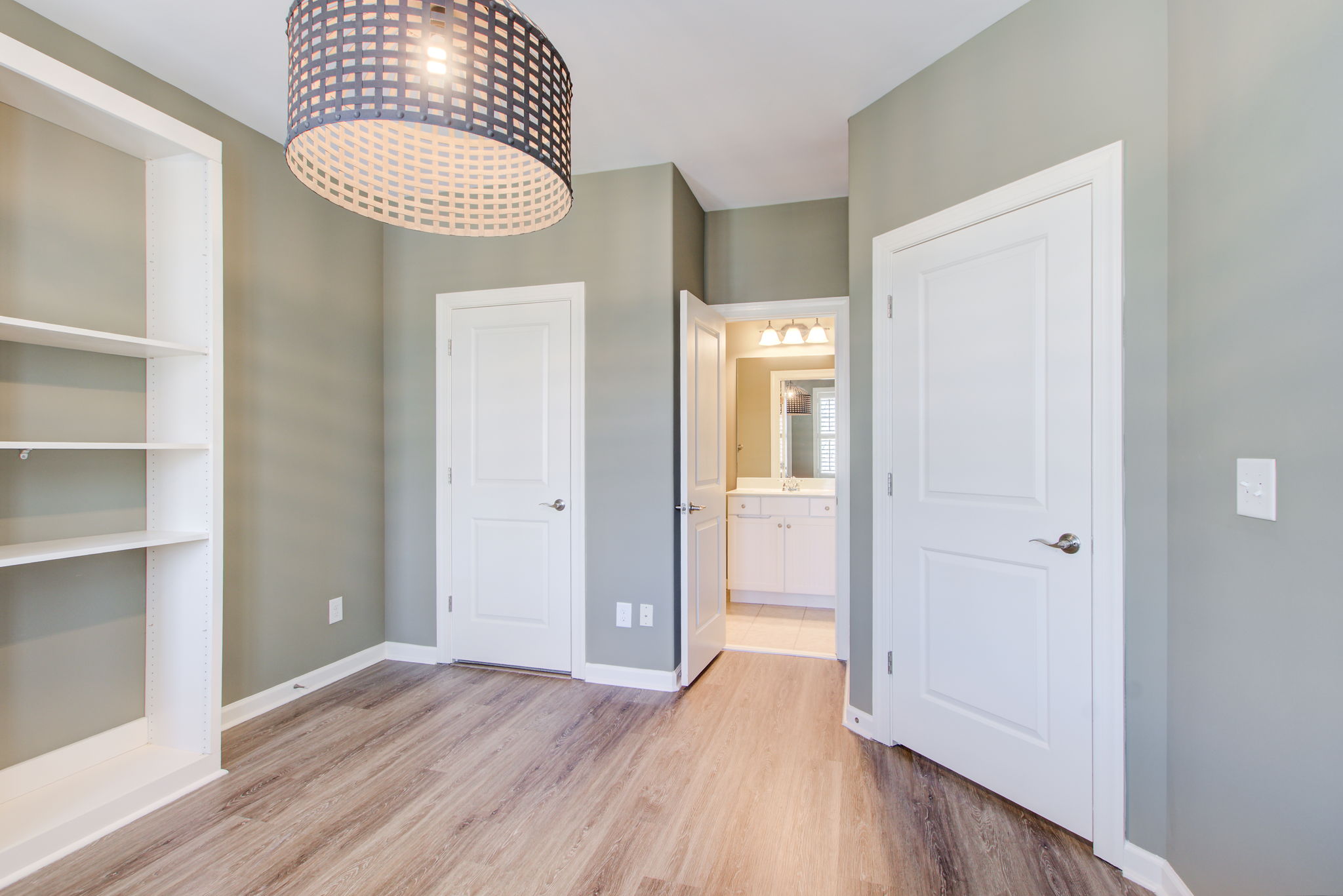 34 BR 2 B w Shared Full Bath