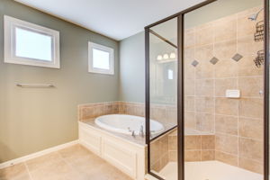 26 Main BR En Suite B Tub Shower Split