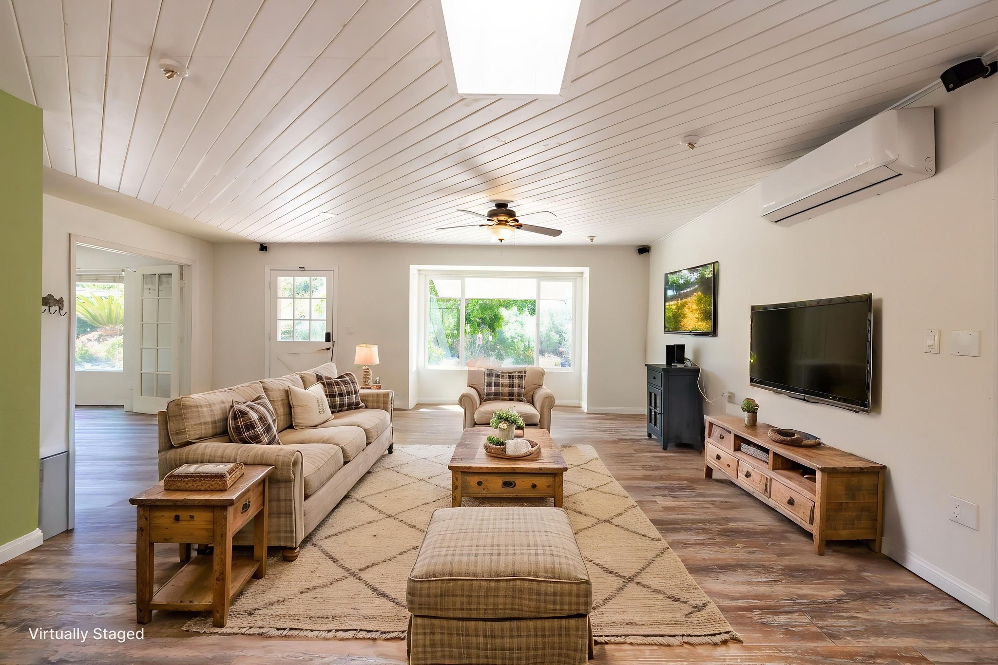 2R2A7326-10 virtually staged.jpeg