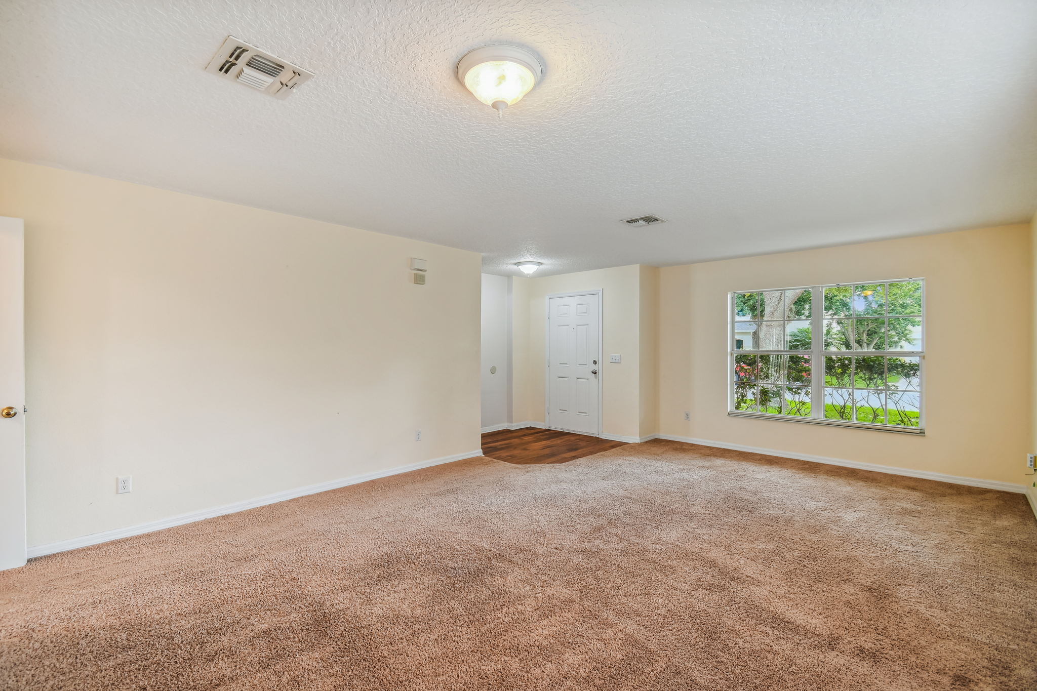 Bright and sunny living & dining room