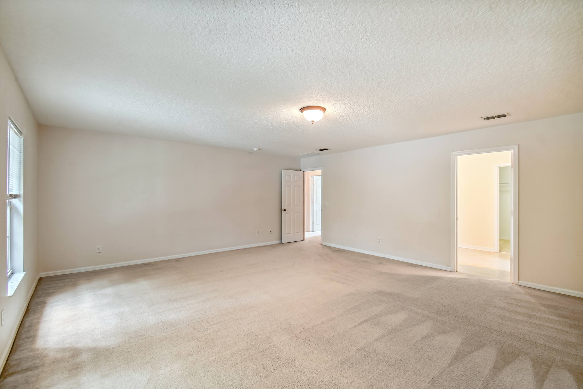 Huge Master Bedroom with Ensuite Bath