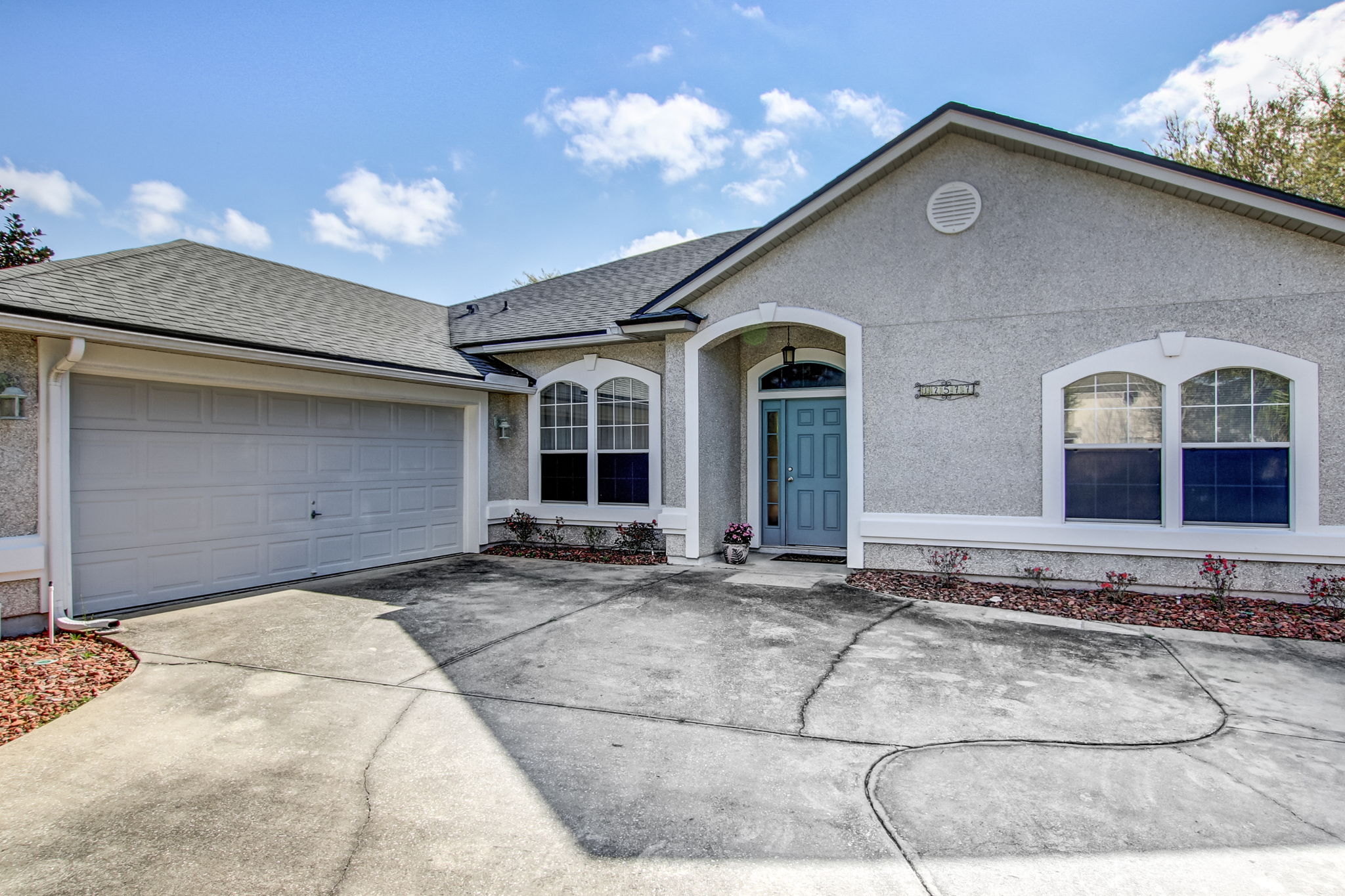 Front Porch/Entrance