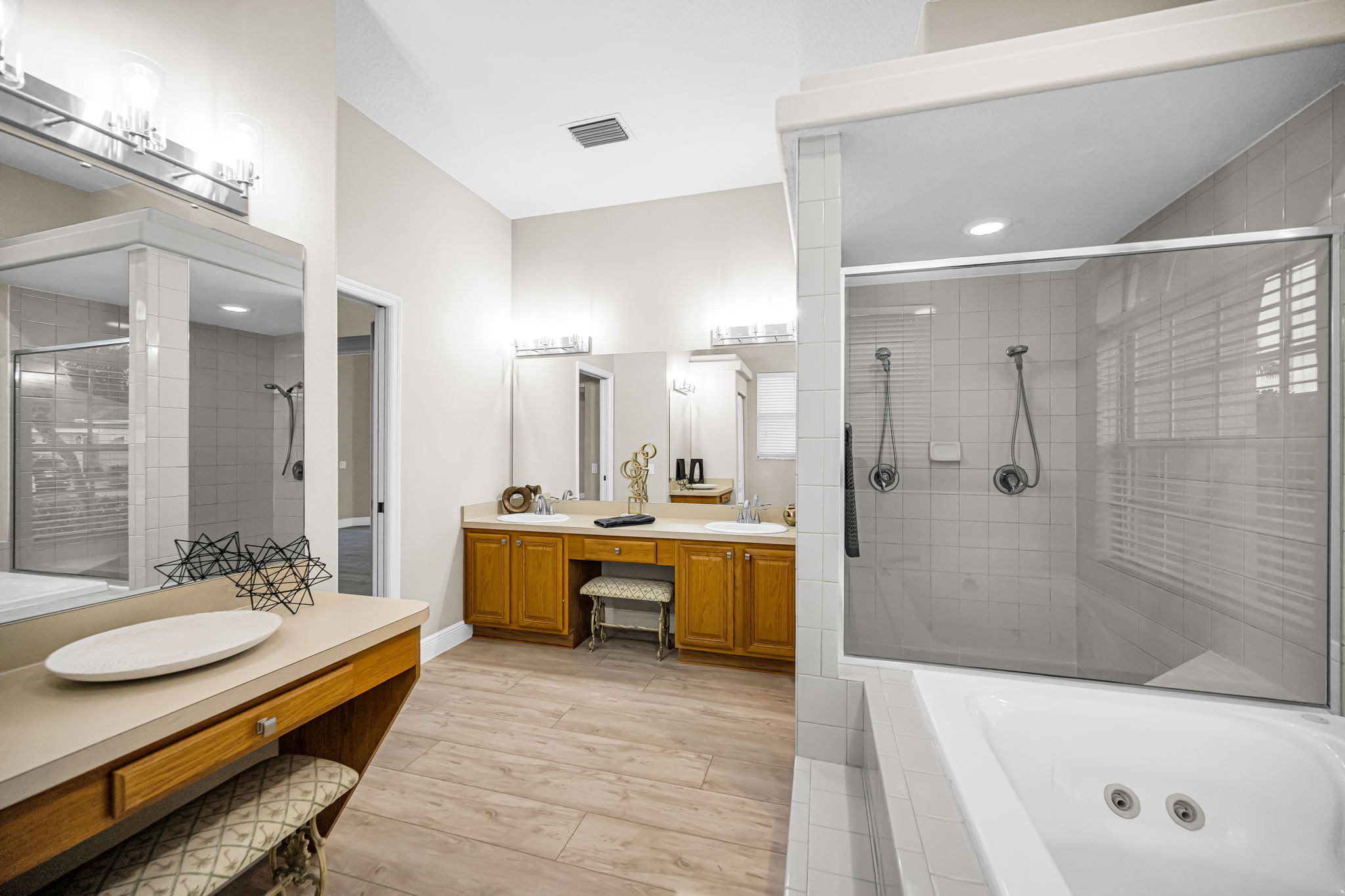 Primary Bathroom1c