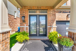 Front Porch/Entrance