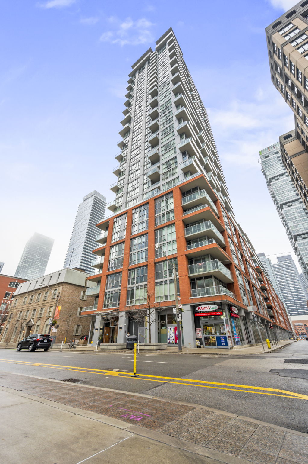 126 Simcoe St Unit 1806 Toronto, ON M5H 4E6