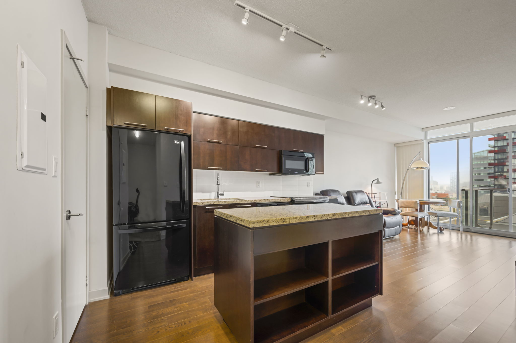 126 Simcoe St Unit 1806 Toronto, ON M5H 4E6