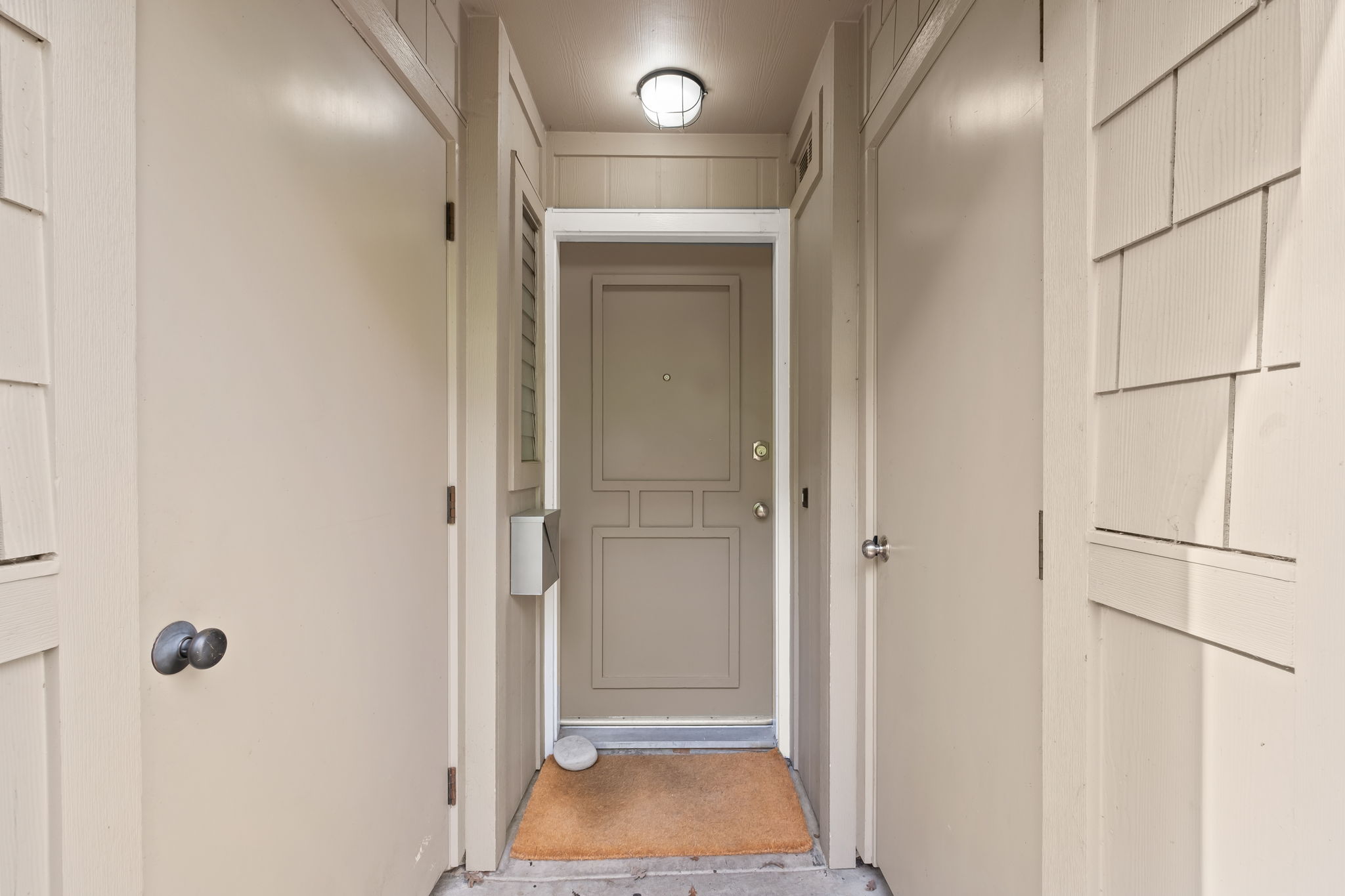 Private Entrance! Welcome to your beautiful move-in ready Terrific PUD with Townhome feel.