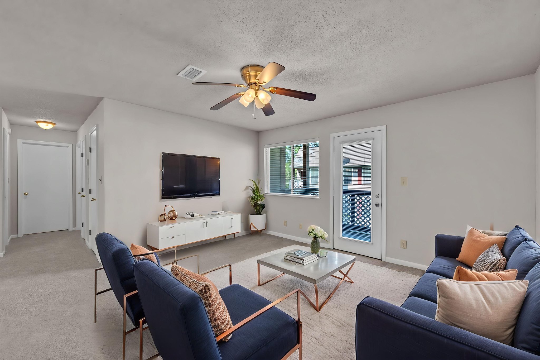 DSC_2308 virtually staged.jpeg