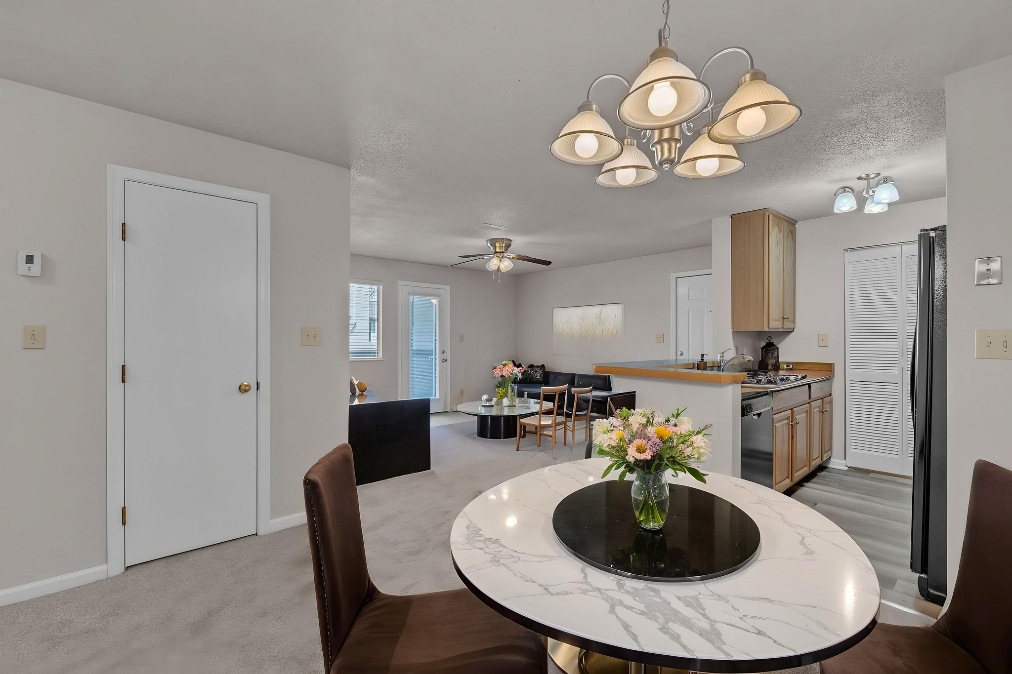 DSC_2327 virtually staged.jpeg