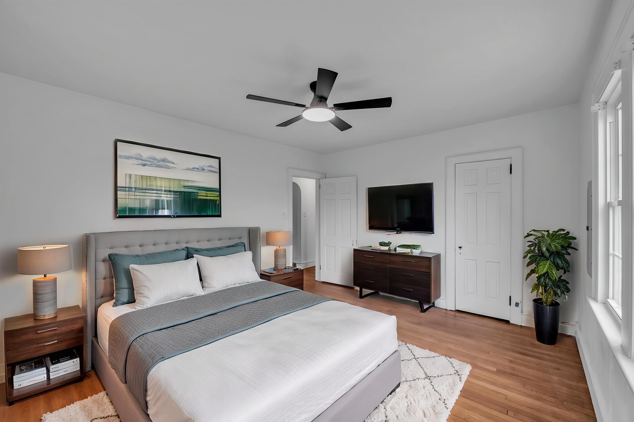 DSC_9736 virtually staged.jpeg