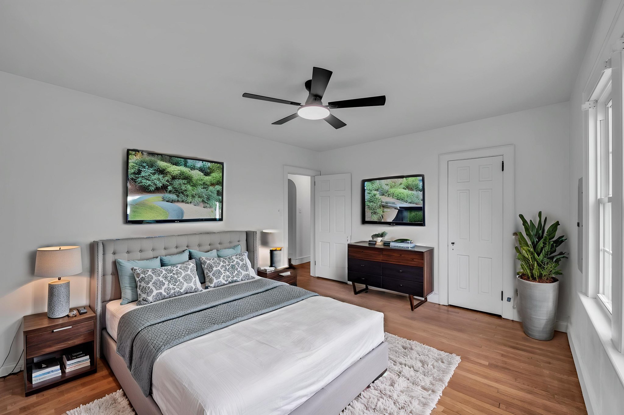 DSC_9736 virtually staged.jpeg