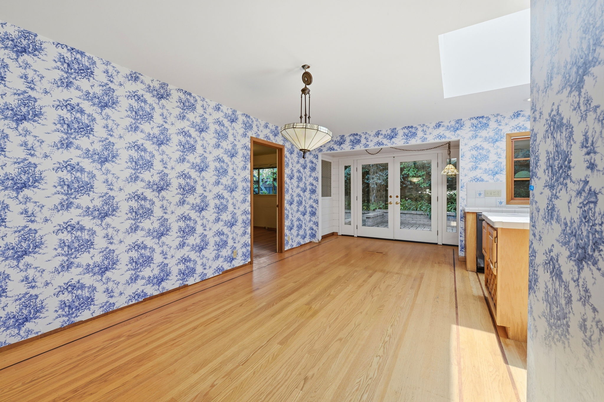 016_F8_1265 Altschul Ave