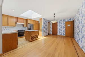 010_F8_1265 Altschul Ave