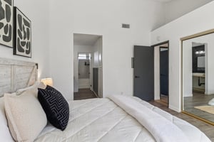 Lakeshore Dr-L0210-022.jpg