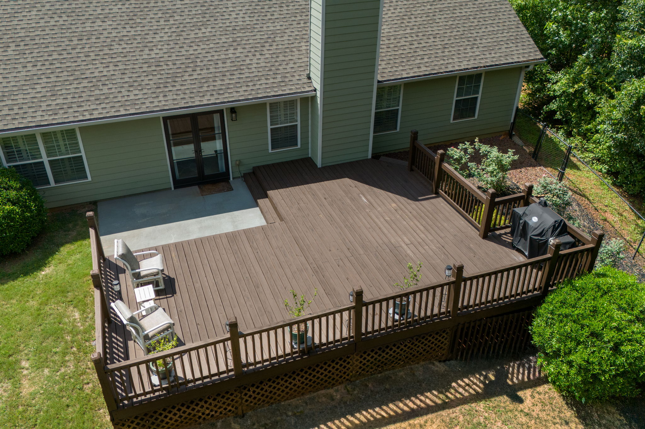 Oversized upgraded back deck!