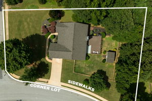 Corner lot & Sidewalk lined streets!
