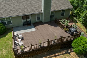 Oversized upgraded back deck!