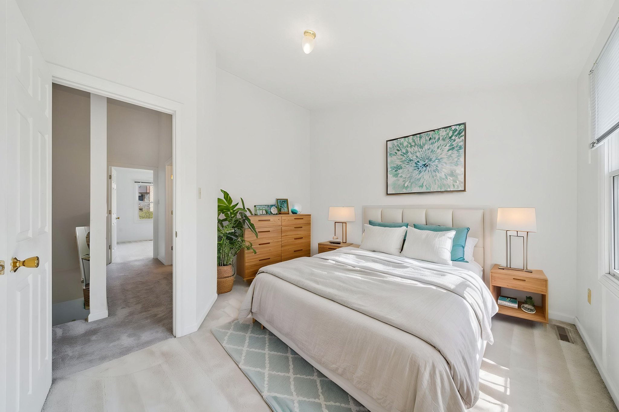 DSC00292 virtually staged.jpeg