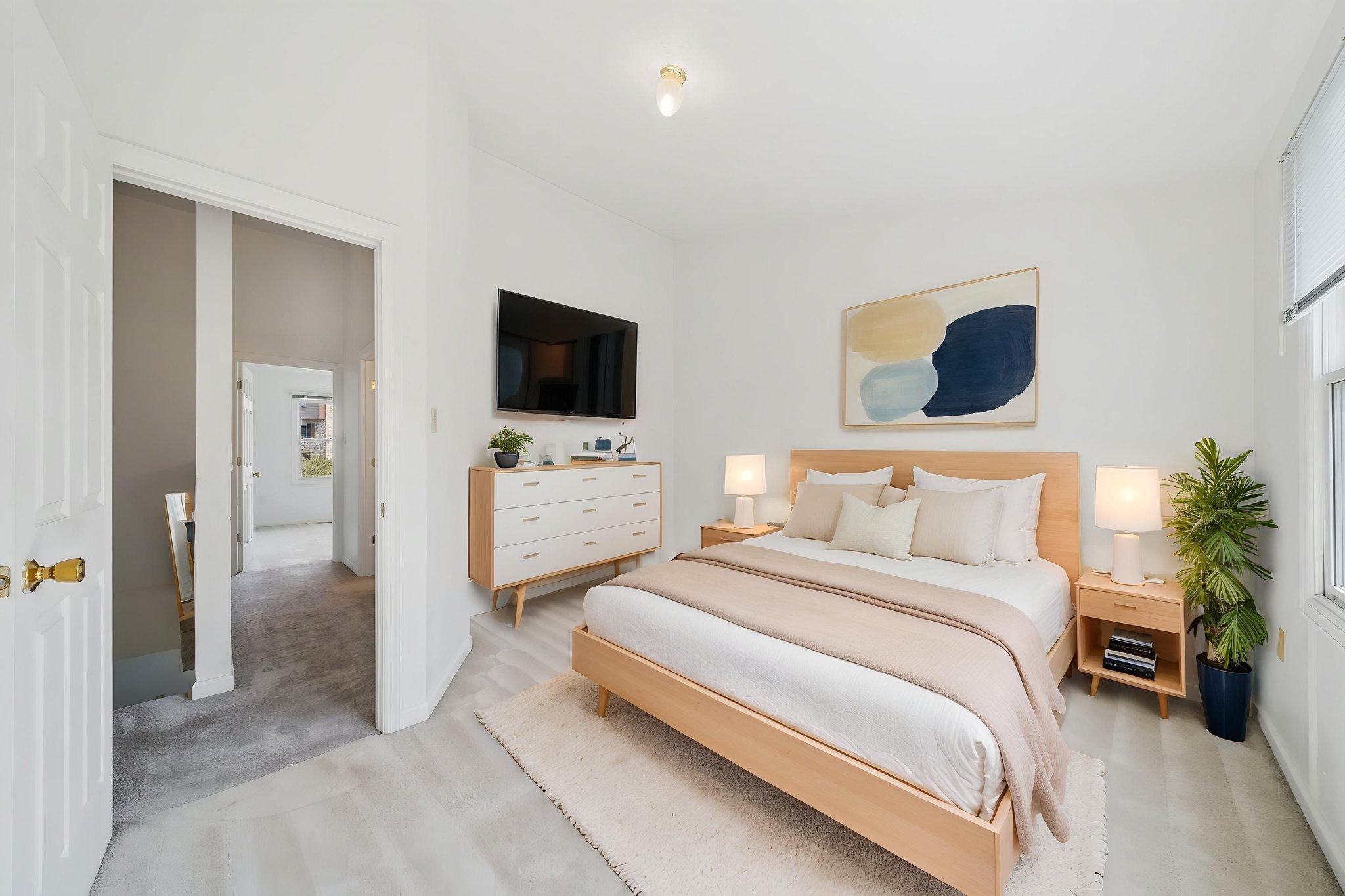 DSC00292 virtually staged.jpeg