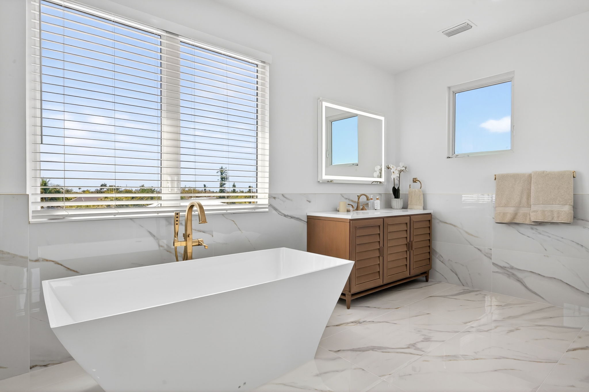 Primary Bathroom 2 of 6 -r