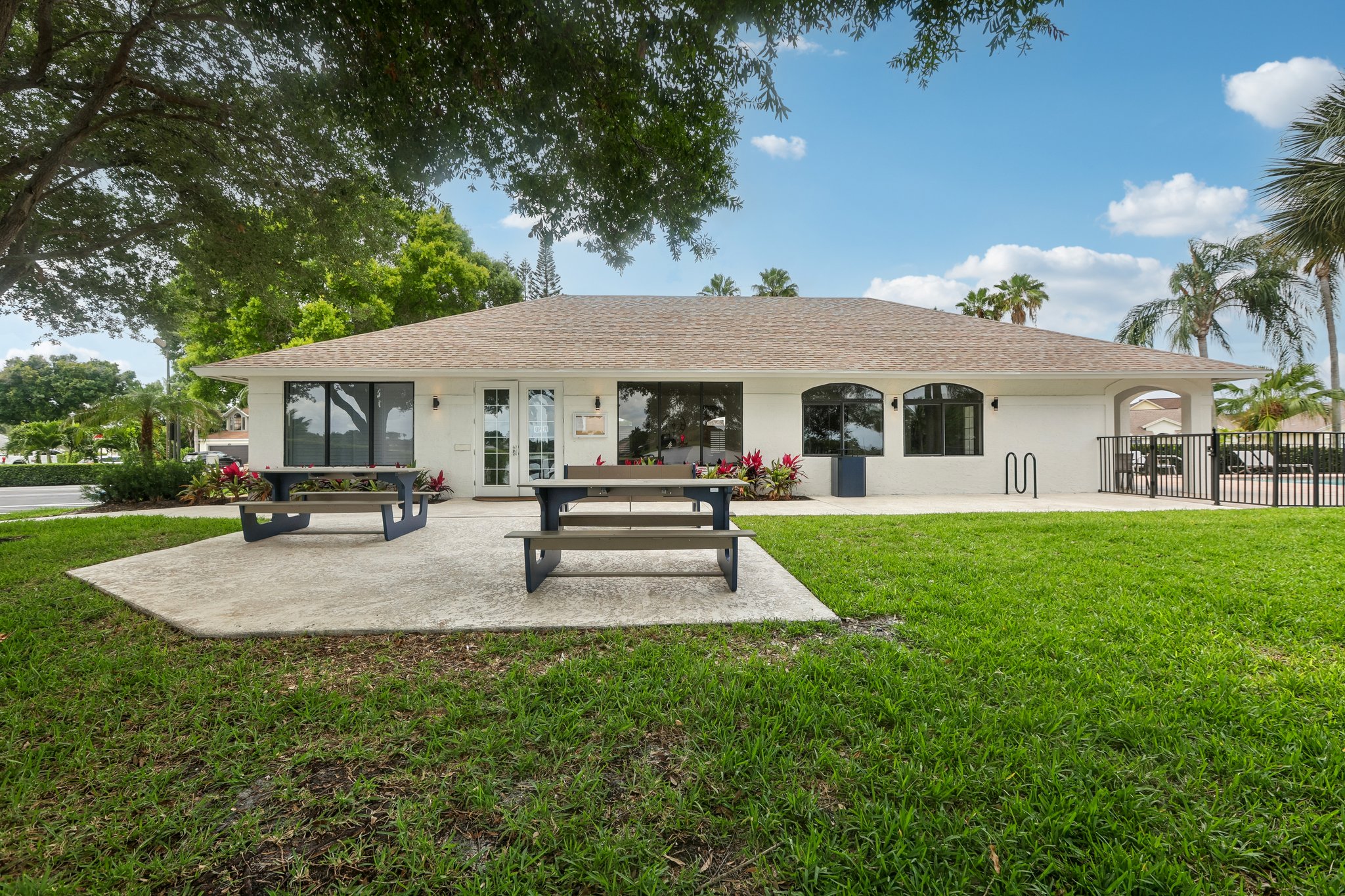 Meadowbreeze Dr-1205-910.jpg