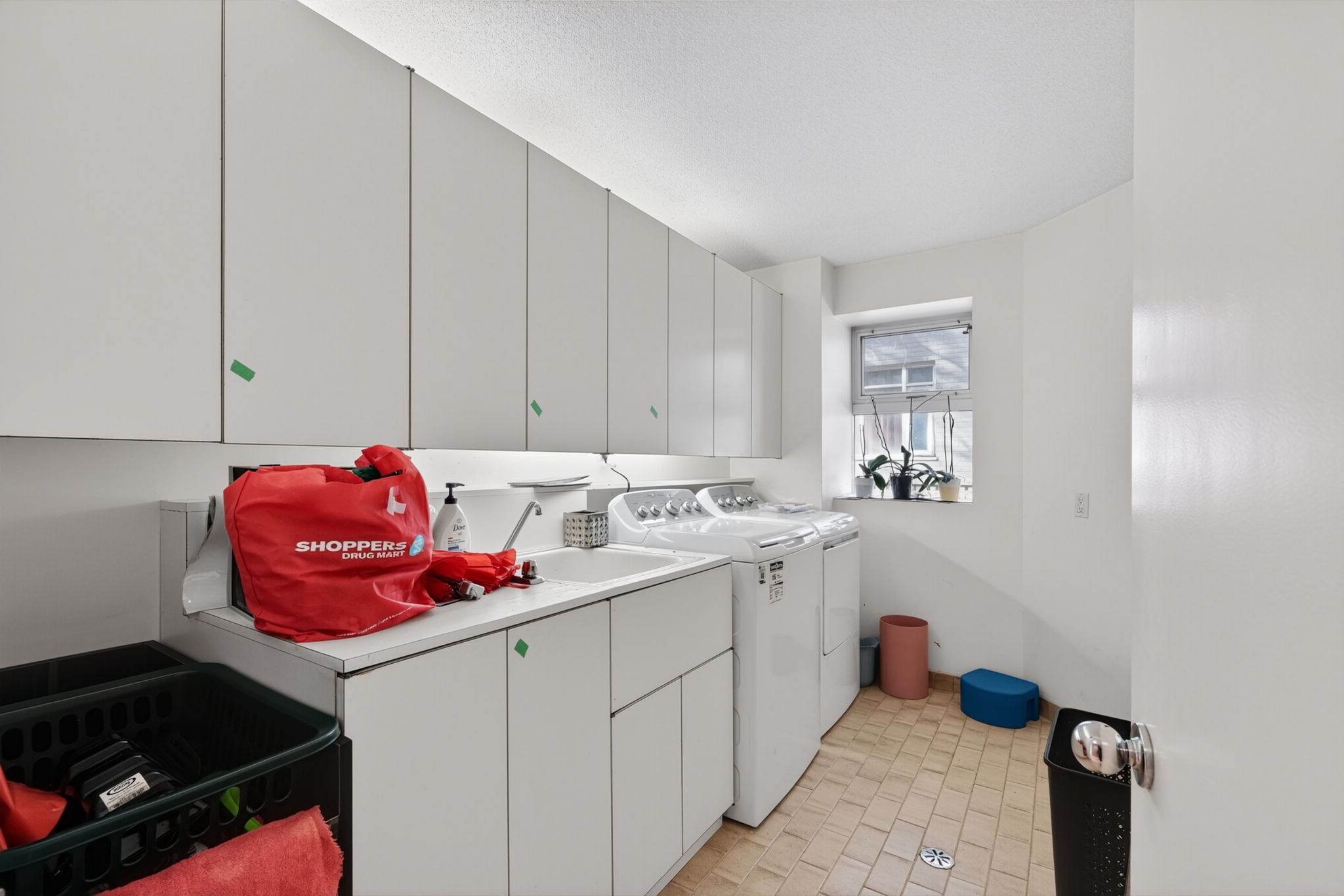 128 Old Forest Hill Rd Toronto, ON M5P 2R9