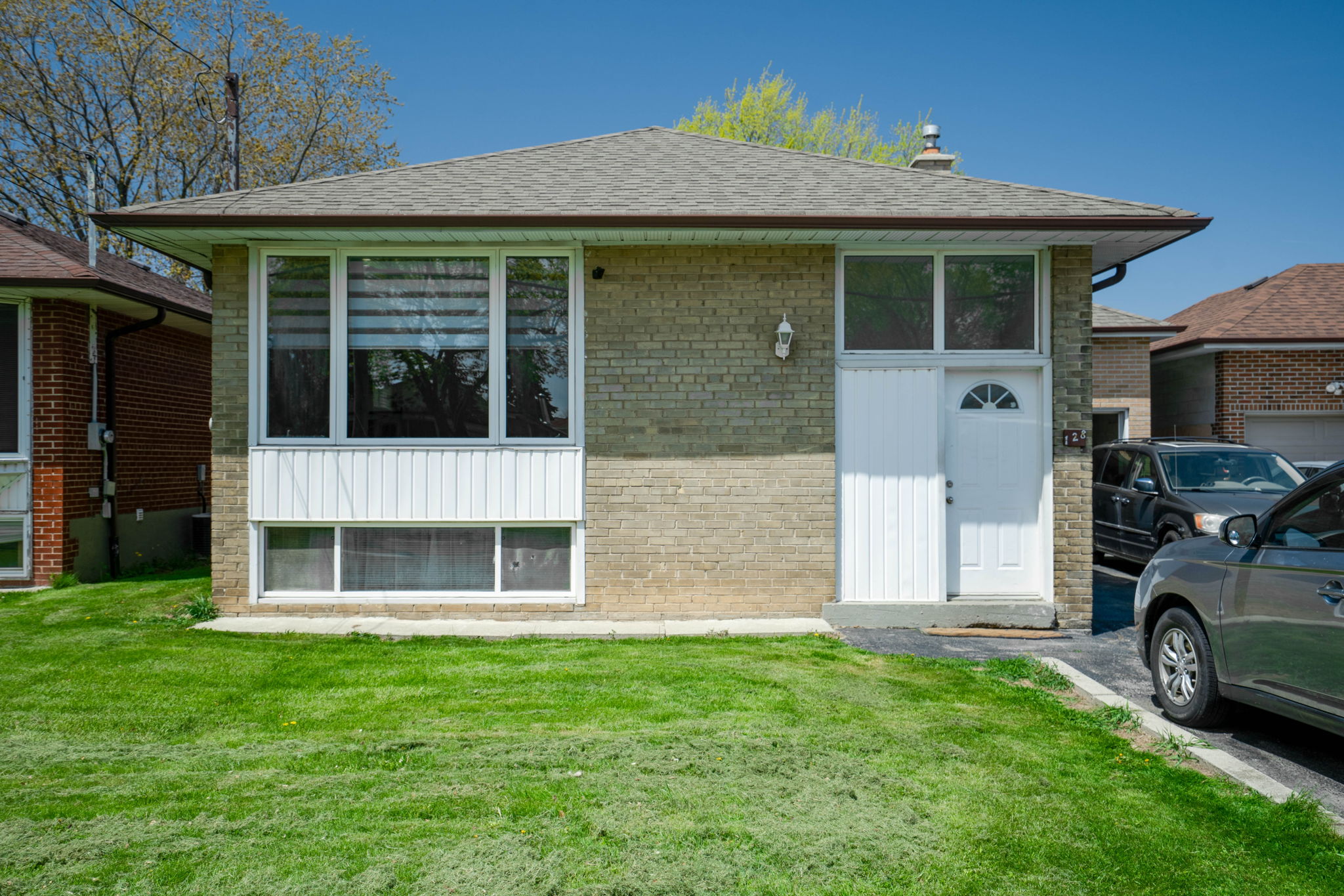 128 Trinnell Blvd Toronto, ON M1L 1S8