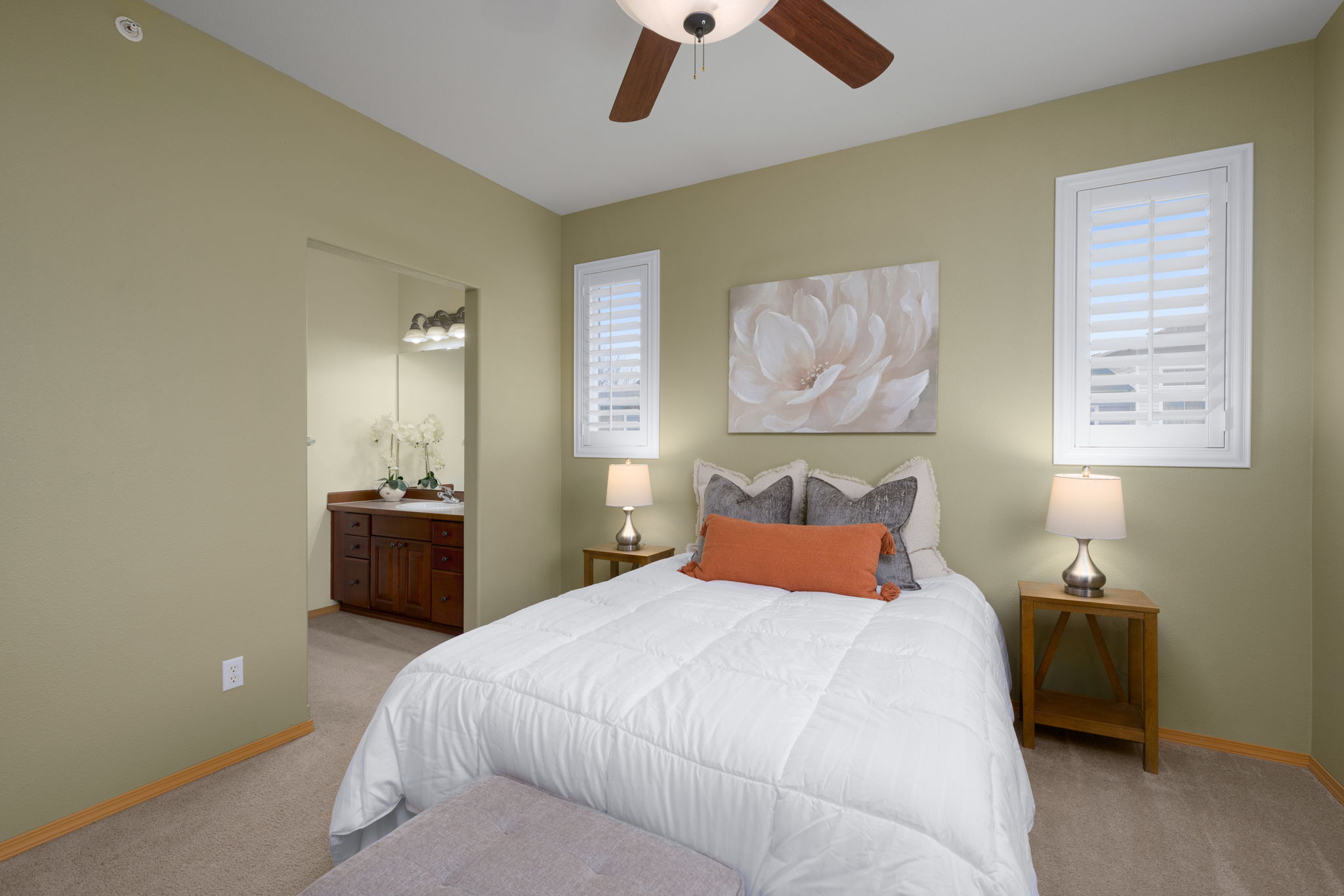 Spacious primary w/en suite bathroom